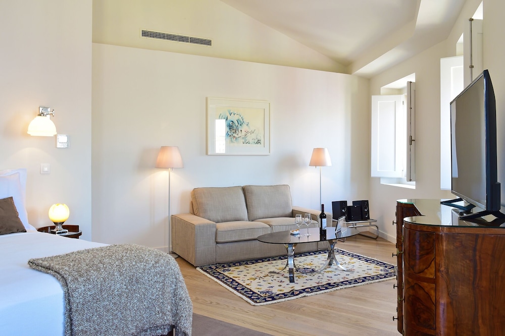 Superior Room with Jacuzzi - Photo 8