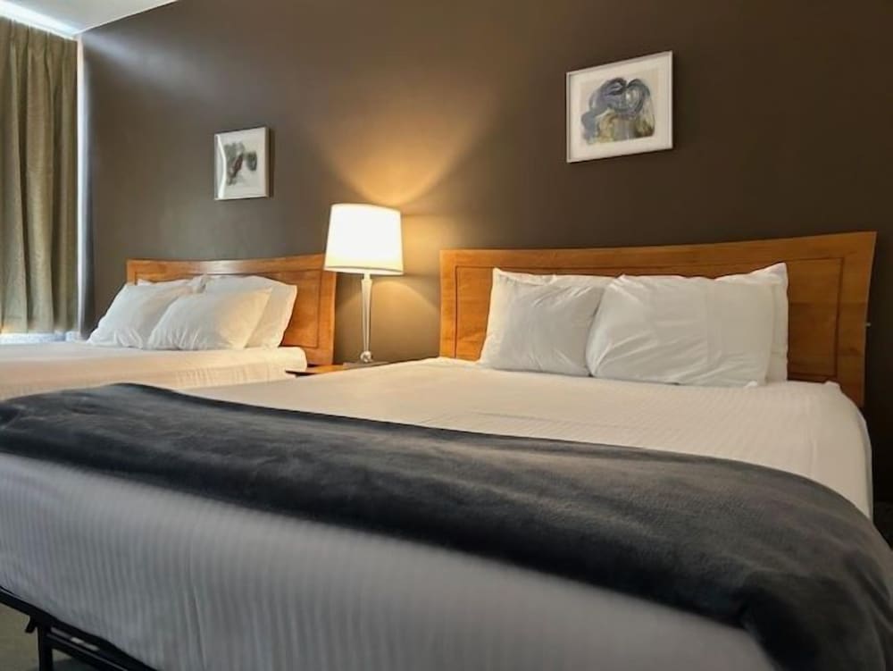PET FRIENDLY-Signature Double Room, Accessible, Ensuite (Queen Double Mtn. View) photo 1