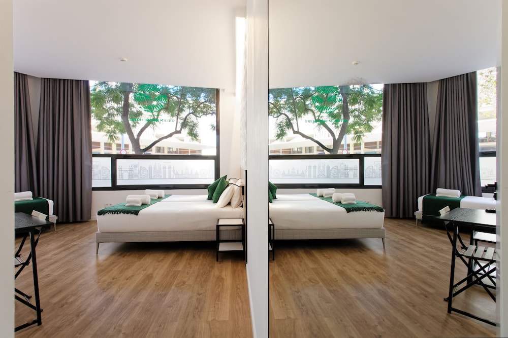 Superior Triple Room, City View photo 3