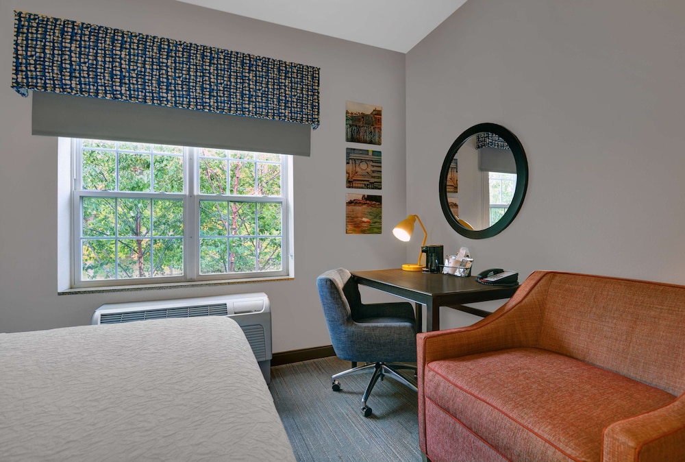 Room, 1 King Bed, Refrigerator & Microwave (Shower Only) - Photo 3