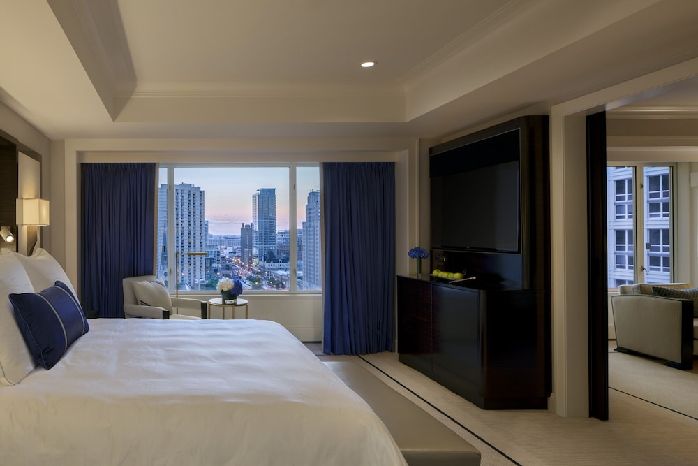 Deluxe Suite, 1 King Bed, Accessible - Photo 1