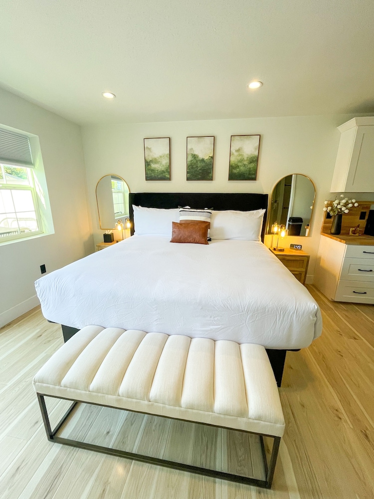 #18 ADA King Room, Ground Floor, Fire Pit, Adjoining Room