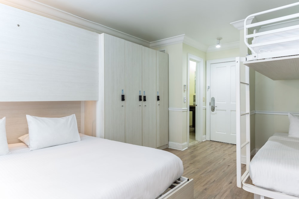 NYAH Private Room 1 King and 2 Single Beds