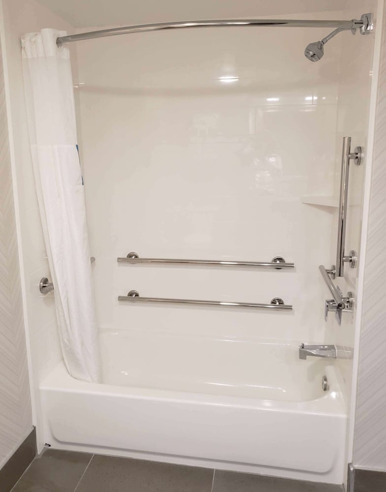 Room, 1 Queen Bed, Accessible, Bathtub