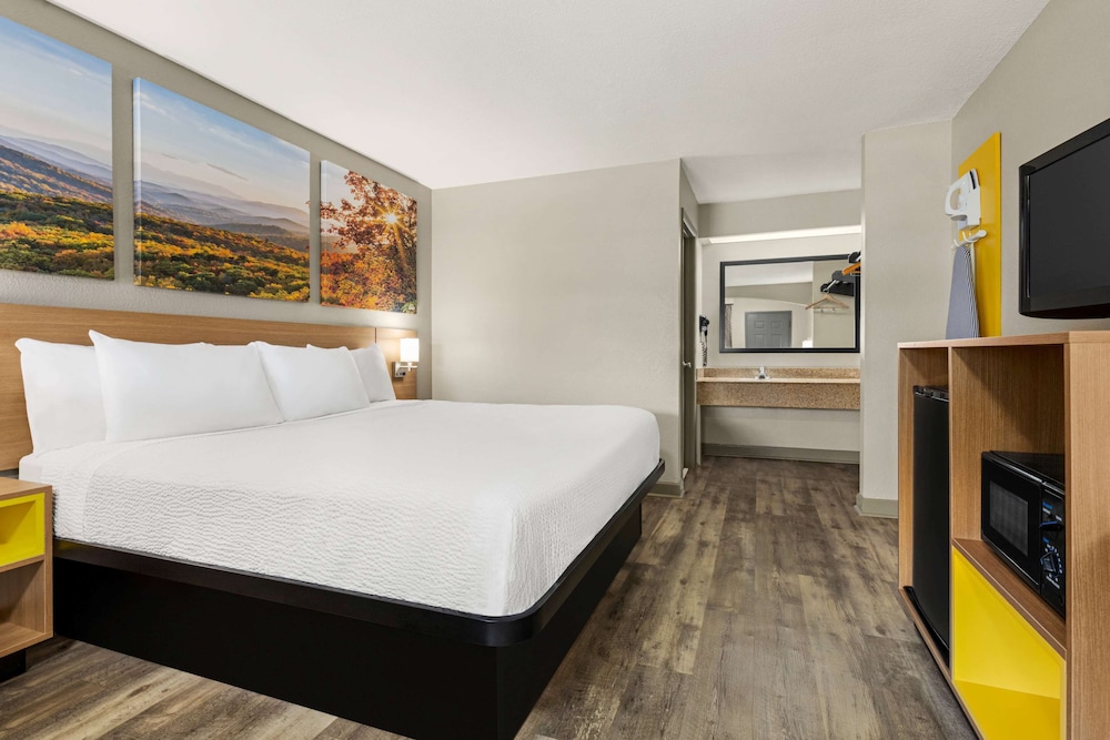Standard Room, 1 King Bed - Photo 1
