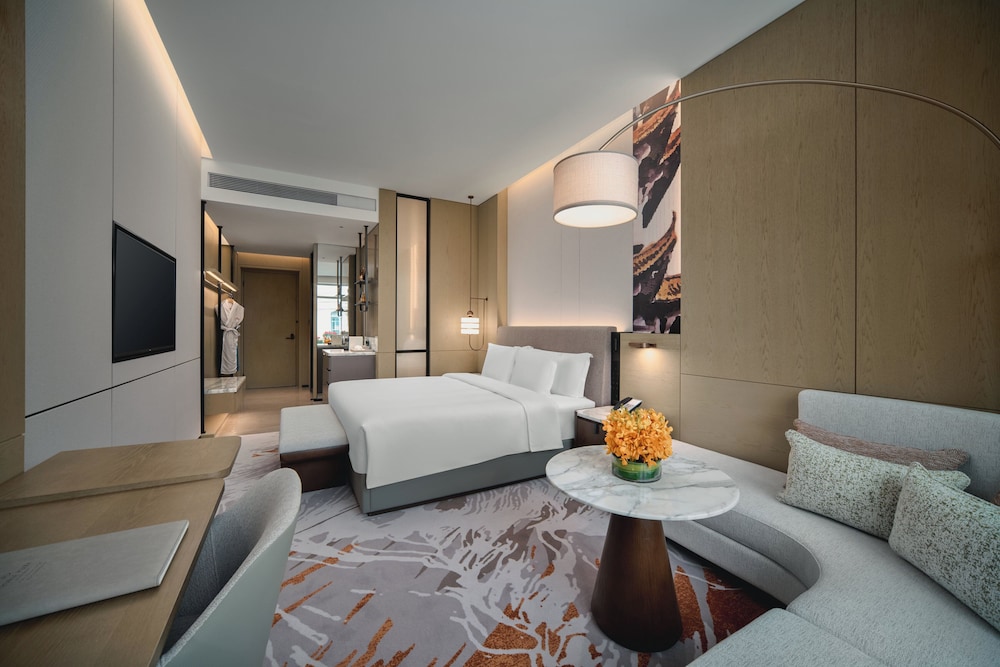 Standard Room, 1 King Bed, Club Lounge Access, Garden View