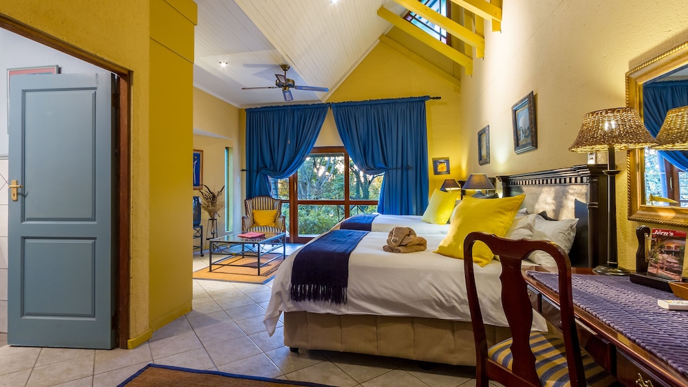 Family Suite, 2 Queen Beds, Private Bathroom, Garden View photo 2