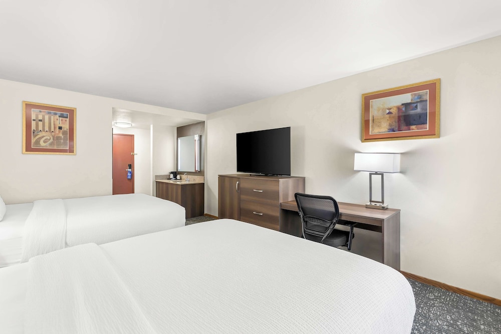 Standard Room, 2 Queen Beds, Non Smoking, Refrigerator & Microwave - Photo 2