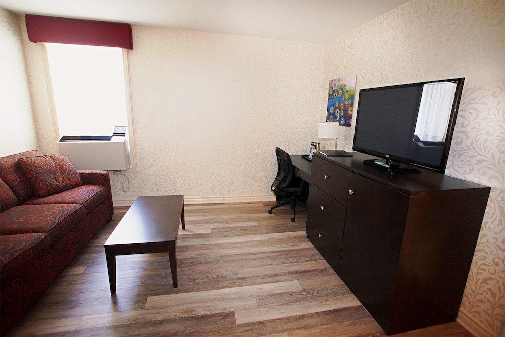 Executive Room, 1 King Bed, Non Smoking, Refrigerator - Photo 1