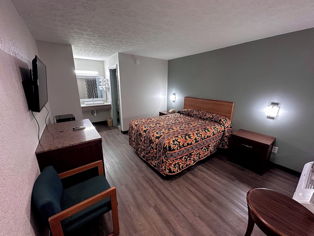 Standard Single Room, 1 Queen Bed, Non Smoking photo 1