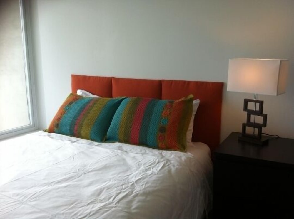 One Bedroom Suite with Queen Bed, Full Kichen, Washer & Dryer