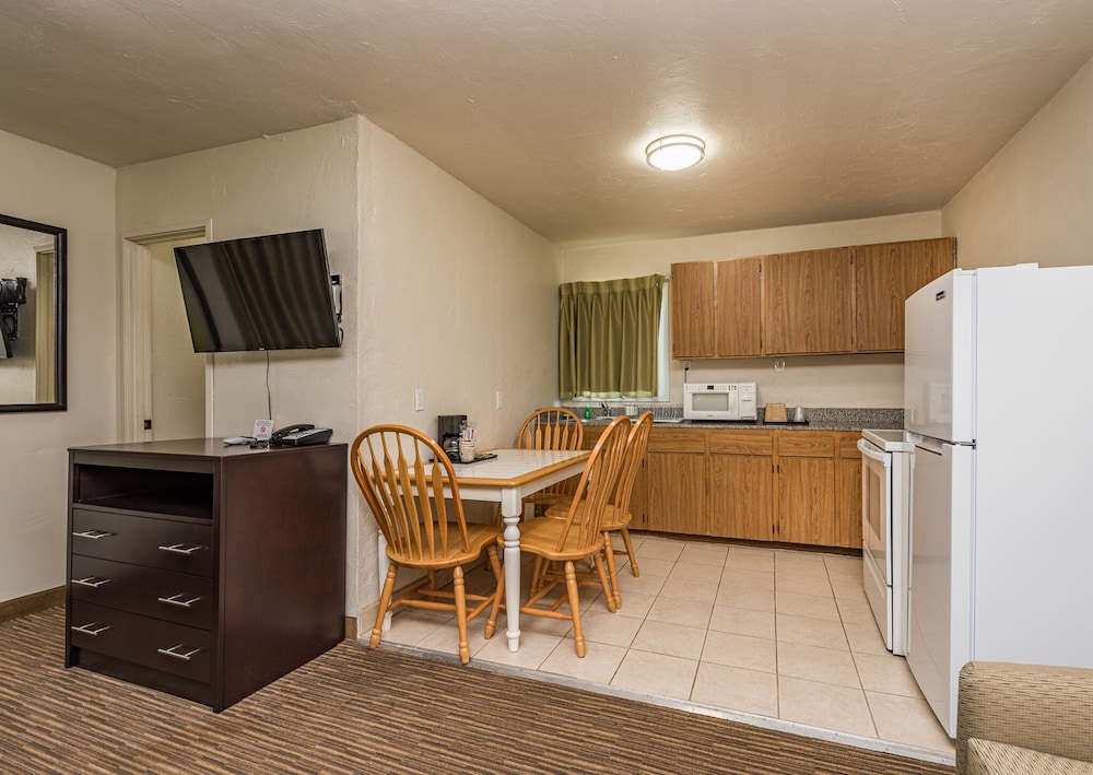 Deluxe Room, 2 Queen Beds, Kitchen photo 2