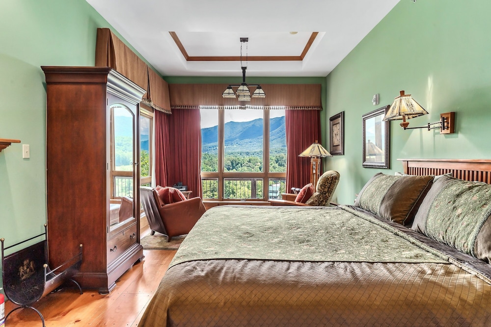 Executive Chalet, 3 Bedrooms, Kitchen, Mountain View photo 1