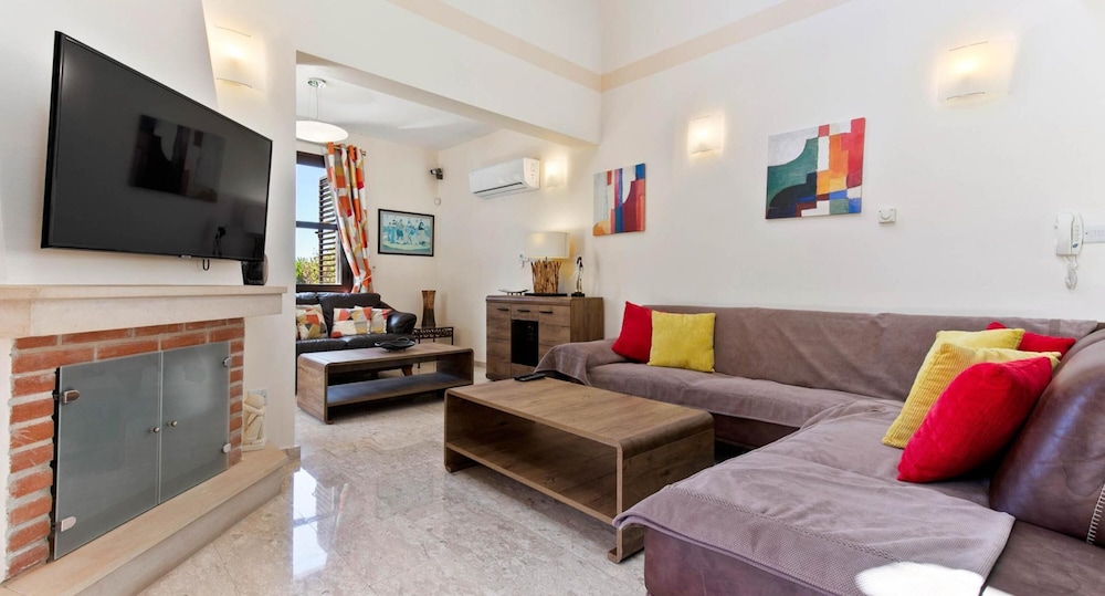 Villa photo 1