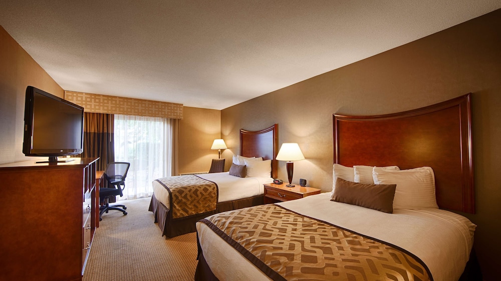 Suite, 2 Queen Beds, Non Smoking, Refrigerator & Microwave (With Sofabed) - Photo 2