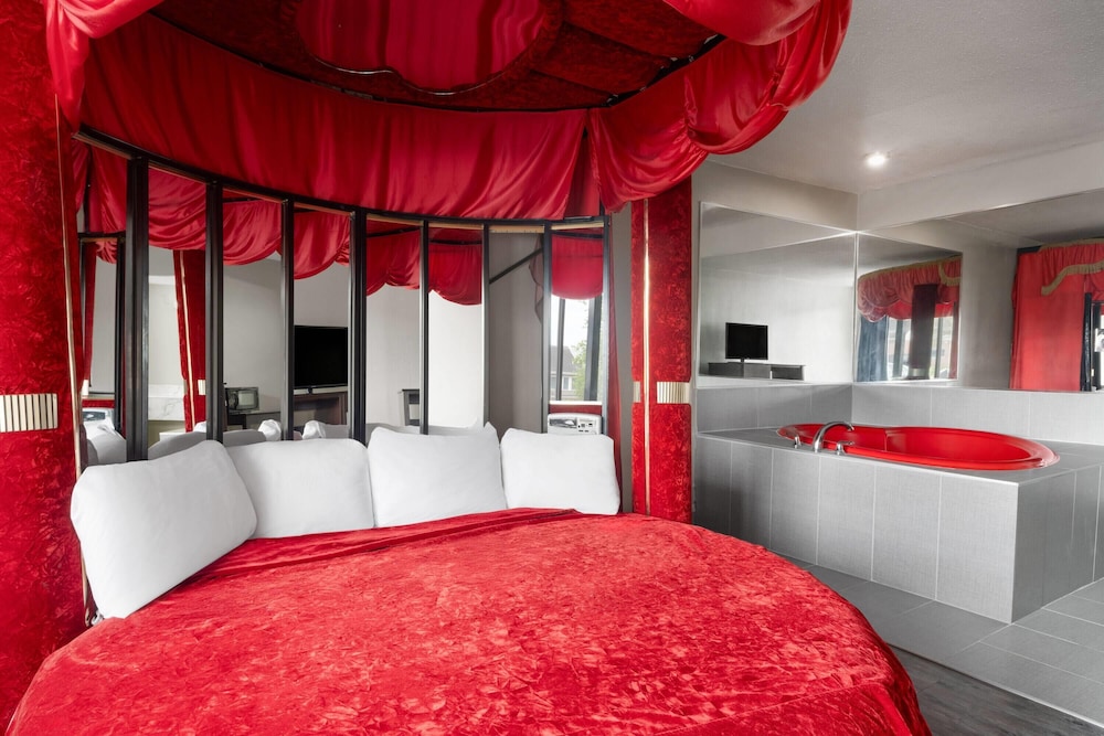 Room, 1 King Bed, Non Smoking, Jetted Tub - Photo 1