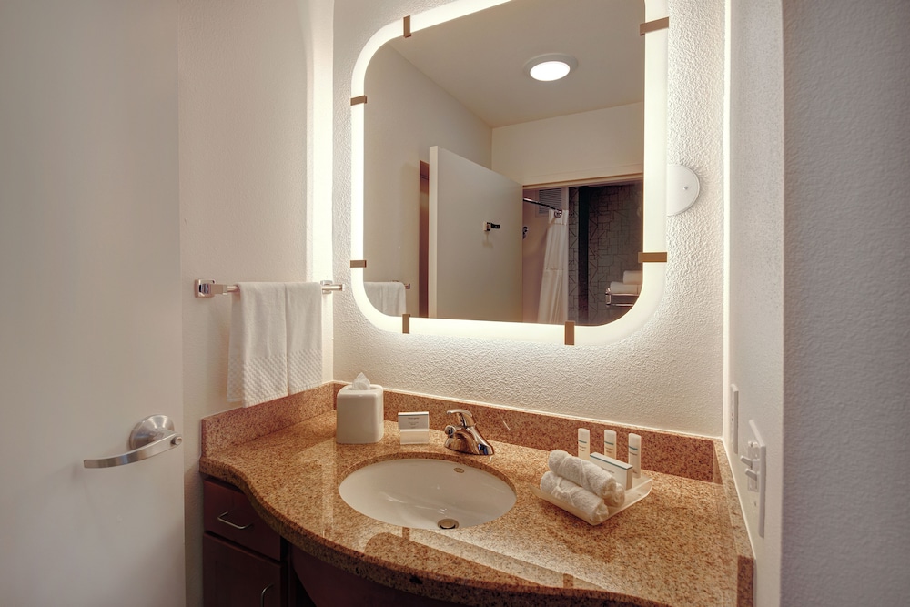 Two Bedroom Suite, One King and One Queen Bed, Non-Smoking - Photo 4