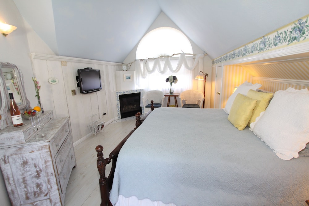 Suite, 1 King Bed, Balcony (Madaline's Suite)