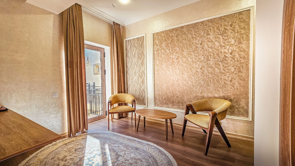 Deluxe Suite, Courtyard View photo 3