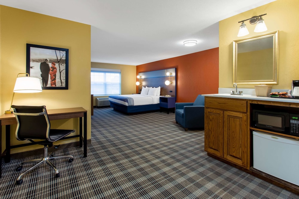 1 King and 2 Twin Bed photo 2