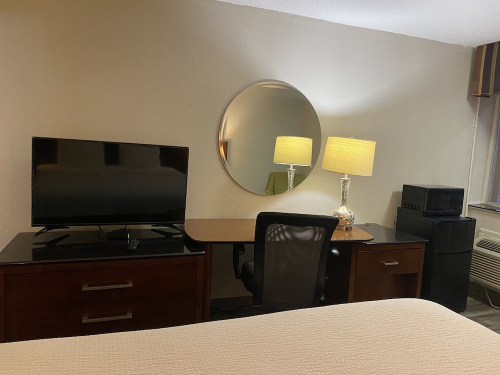 Room, 2 Queen Beds, Smoking (Exterior Corridor) - Photo 2