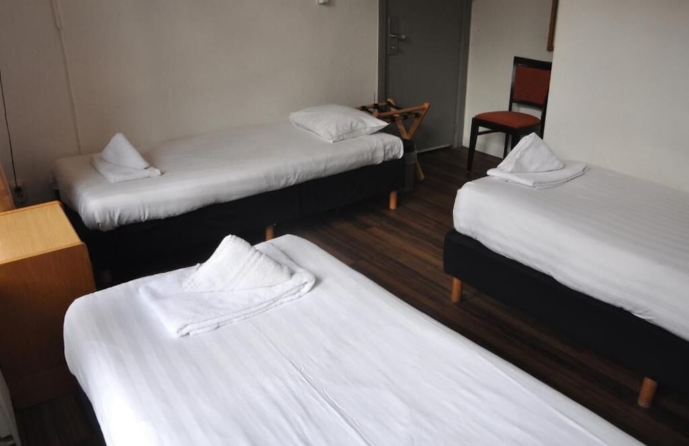 Economy Triple Room photo 2