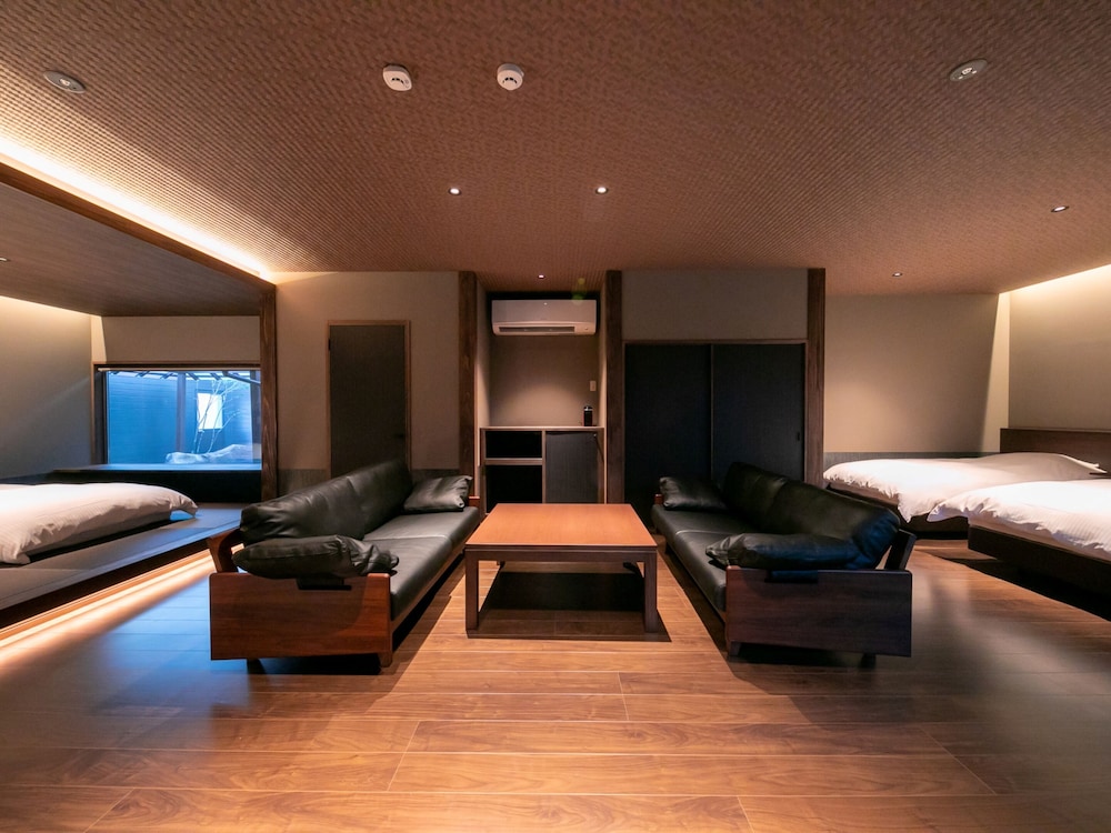 Suite, 4 Beds, private Rock bath, Non Smoking photo 1