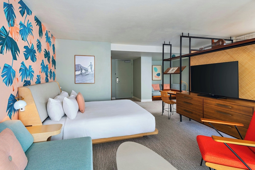 Suite, 1 King Bed, Corner thumbnail 6