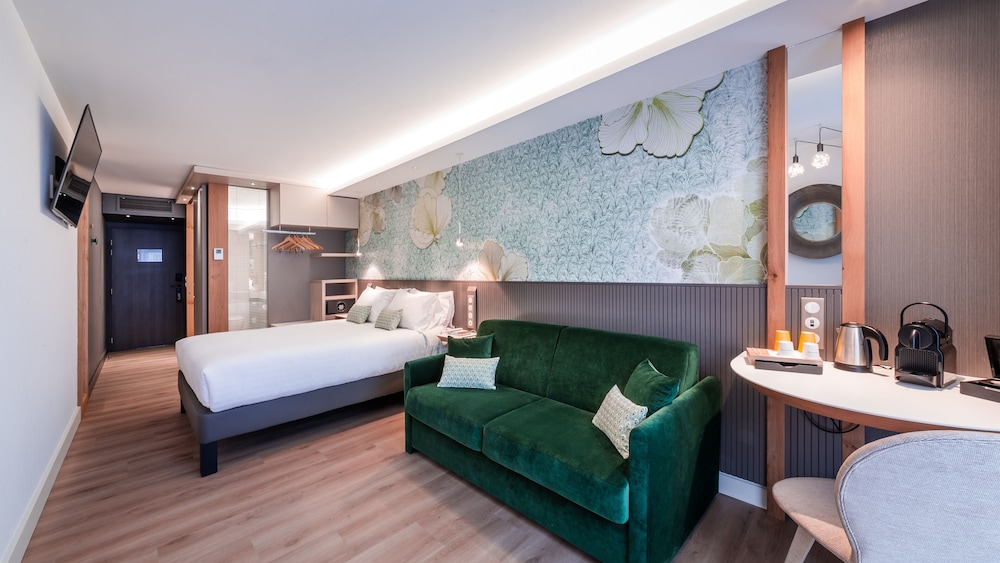 Premium Room, 1 Queen Bed with Sofa bed