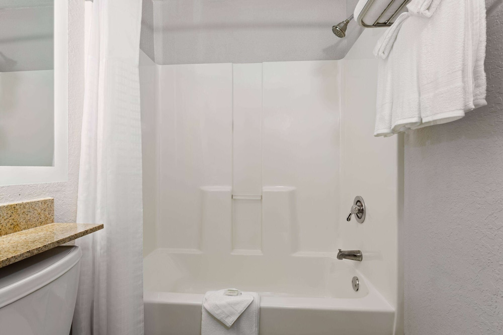 Room, 2 Queen Beds, Non Smoking - Photo 4