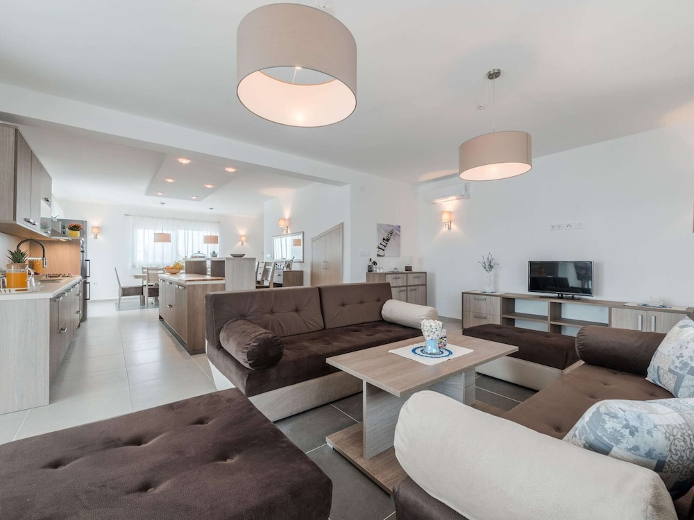 Villa photo 1