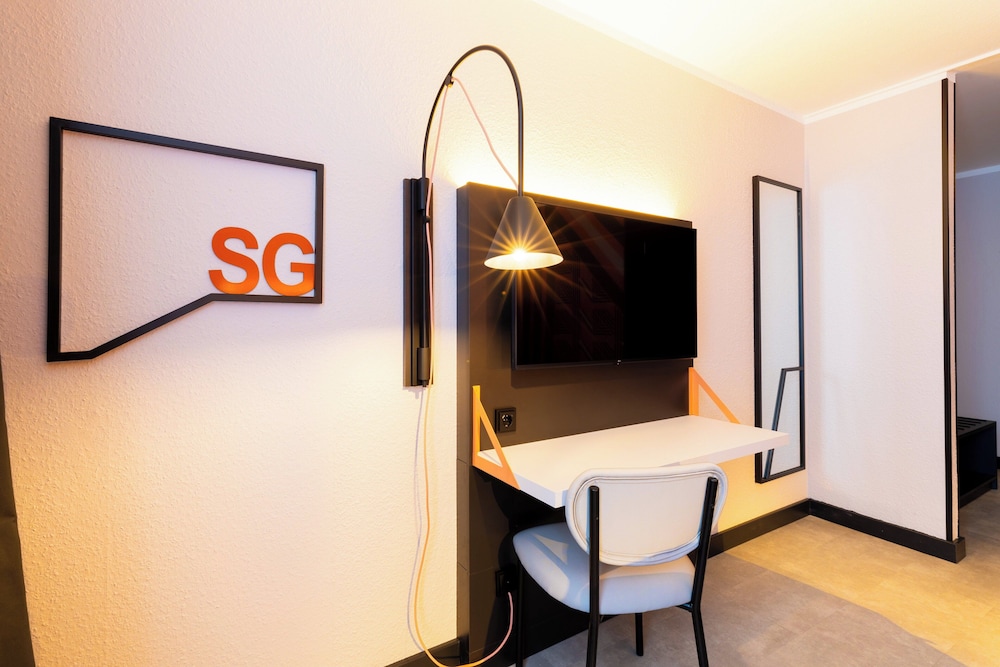 Standard Room, 1 Queen Bed, Accessible - Photo 6