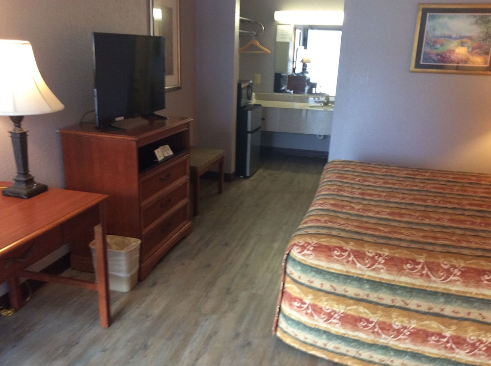 Standard Room, 1 King Bed, Smoking photo 3
