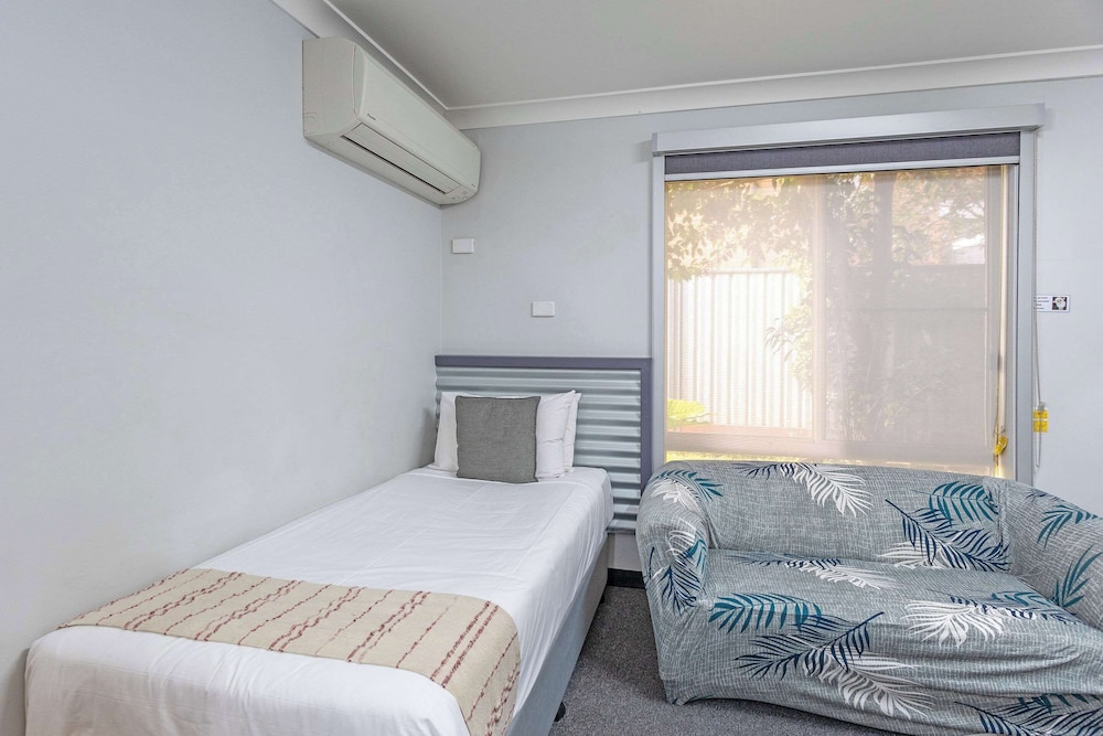 Standard Room, Multiple Beds, Non Smoking photo 3