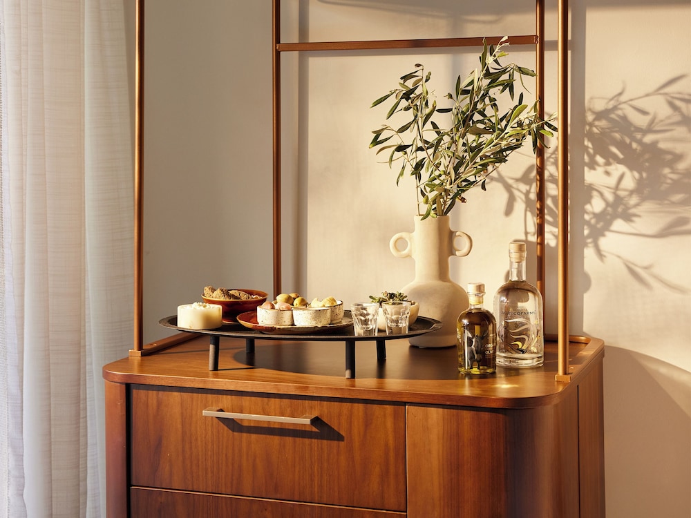 Luxury Family room, mountain view thumbnail 5