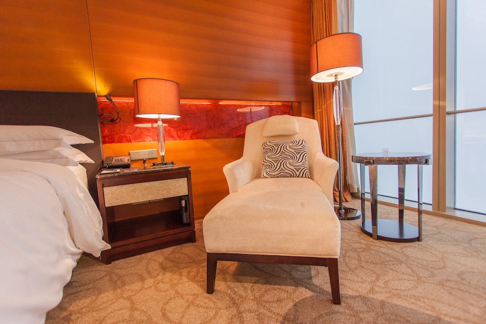 1 KING BED HILTON GUESTROOM photo 3
