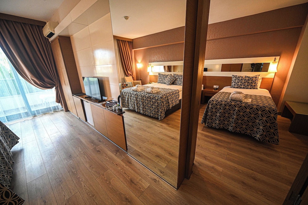 Deluxe Quadruple Room