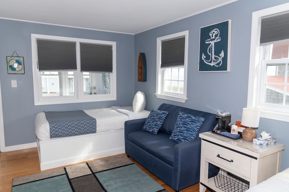 Standard Room, 1 Queen, 1 Single, and 1 Sofa Bed, Ocean View (No Pets Allowed)