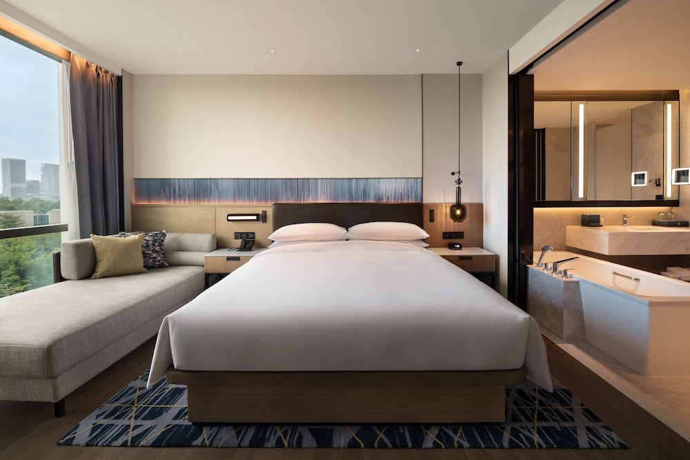 Deluxe Room, 1 King Bed, Garden View - Photo 3