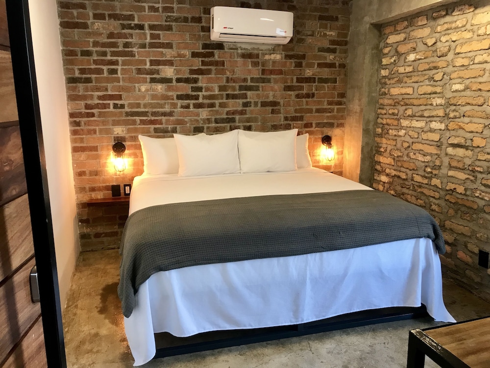 Suite 101 : one king bed photo 1