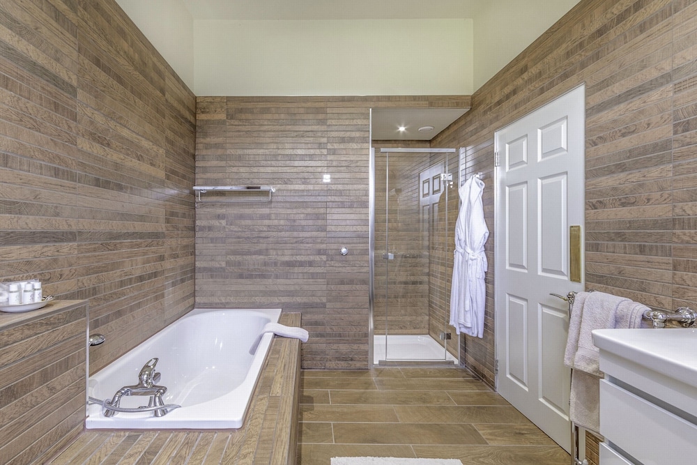 Deluxe Double Room, Ensuite photo 2