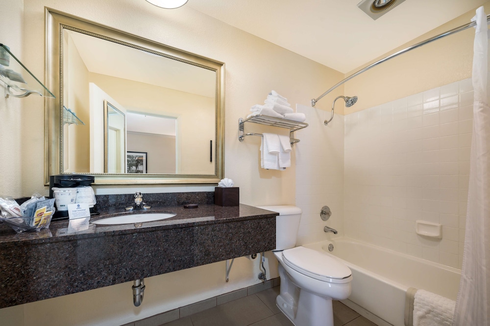 Suite, 1 King Bed, Non Smoking, Refrigerator & Microwave (with Single Sofabed;Larger Room) - Photo 5
