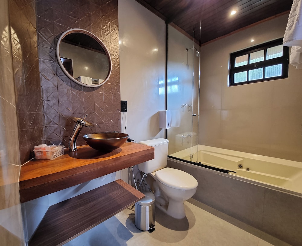 Deluxe Room, 1 Queen Bed, Jetted Tub, Lagoon View photo 2