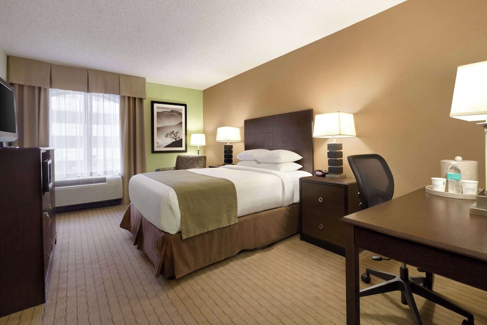 Room, 1 Queen Bed, Non Smoking (Upgraded) photo 1