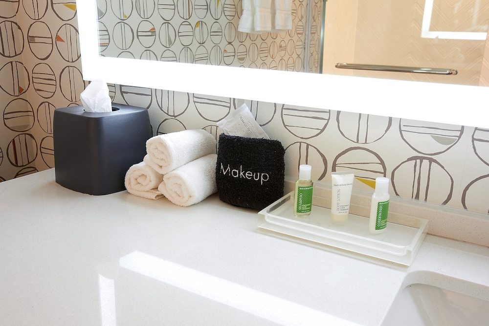 Premium Room, 1 King Bed, Accessible (Communications) - Photo 1