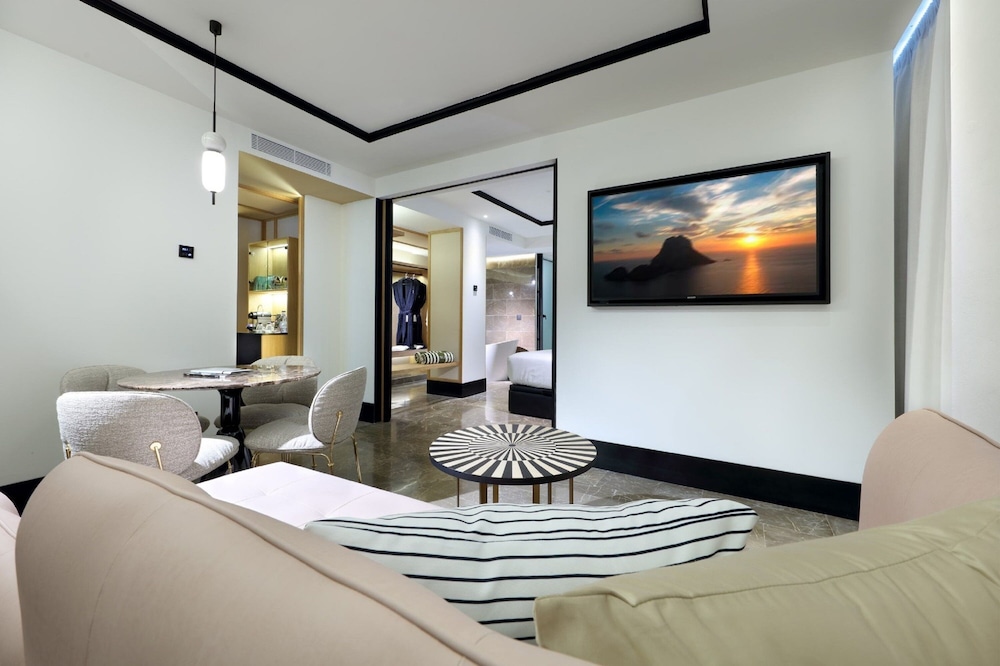 Suite - Photo 6