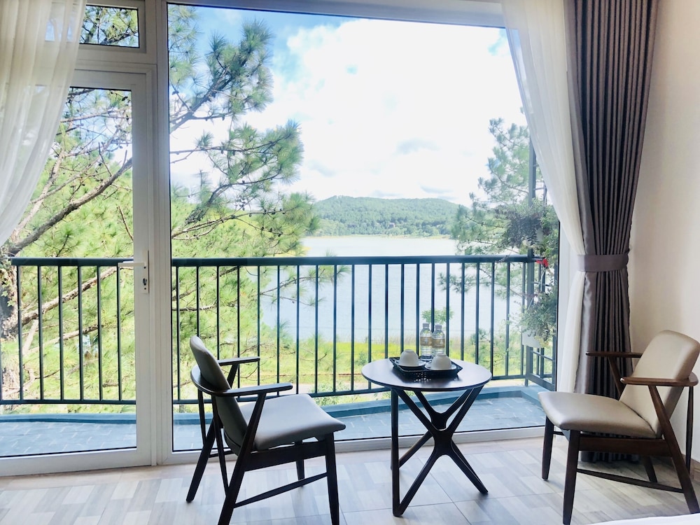Deluxe Room, Lake View - Photo 8