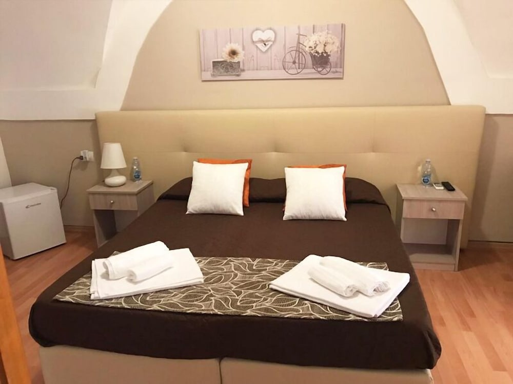 Classic Double or Twin Room, Non Smoking, Courtyard View photo 2