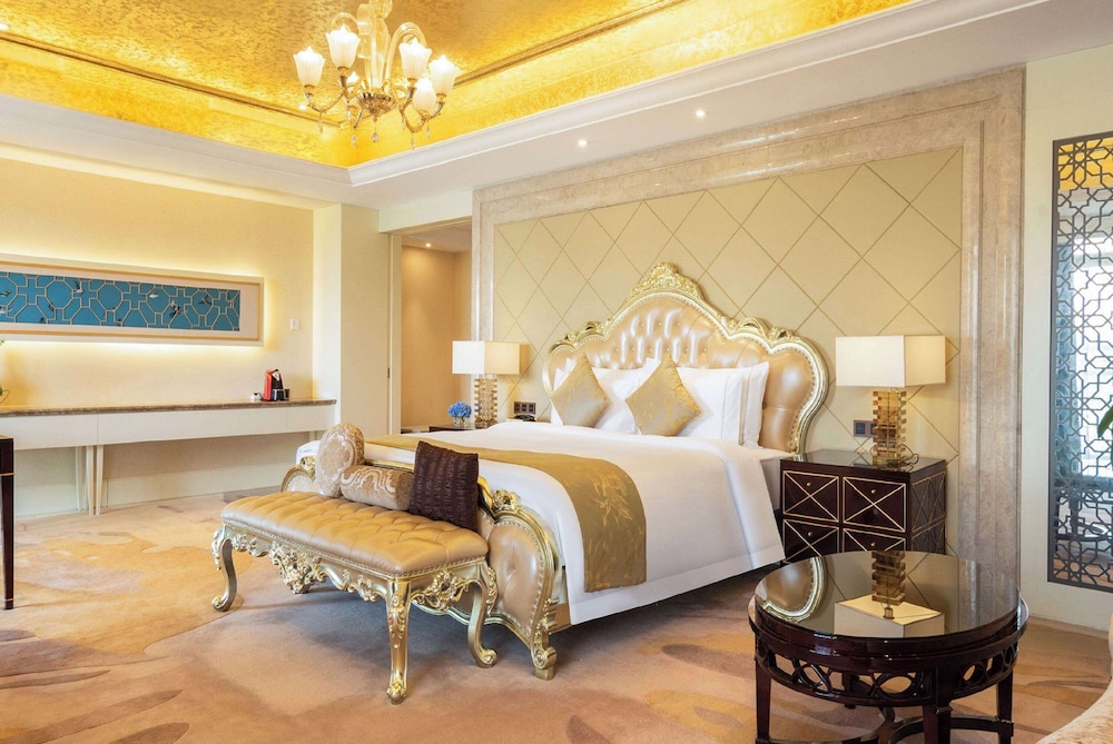 Suite, 1 King Bed, Non Smoking (VIP, Oversized) photo 1