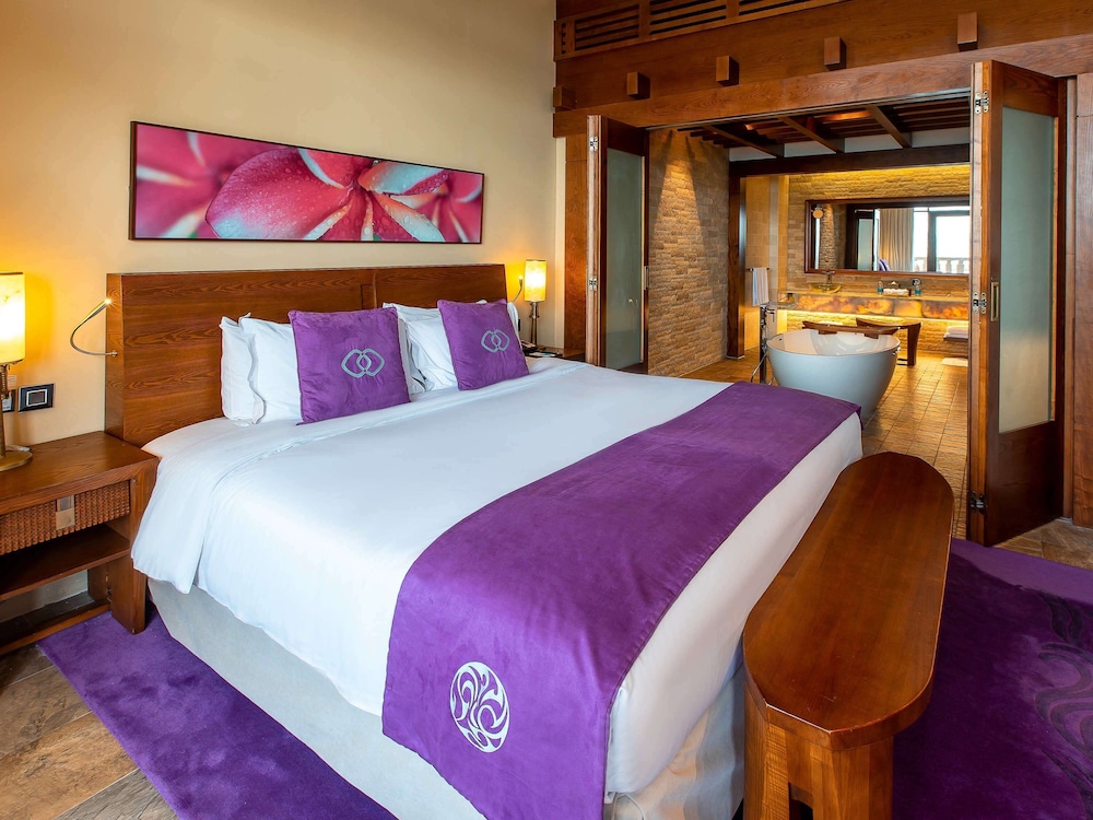 Junior Suite, 1 King Bed with Sofa bed, Balcony (Club Access) thumbnail 5
